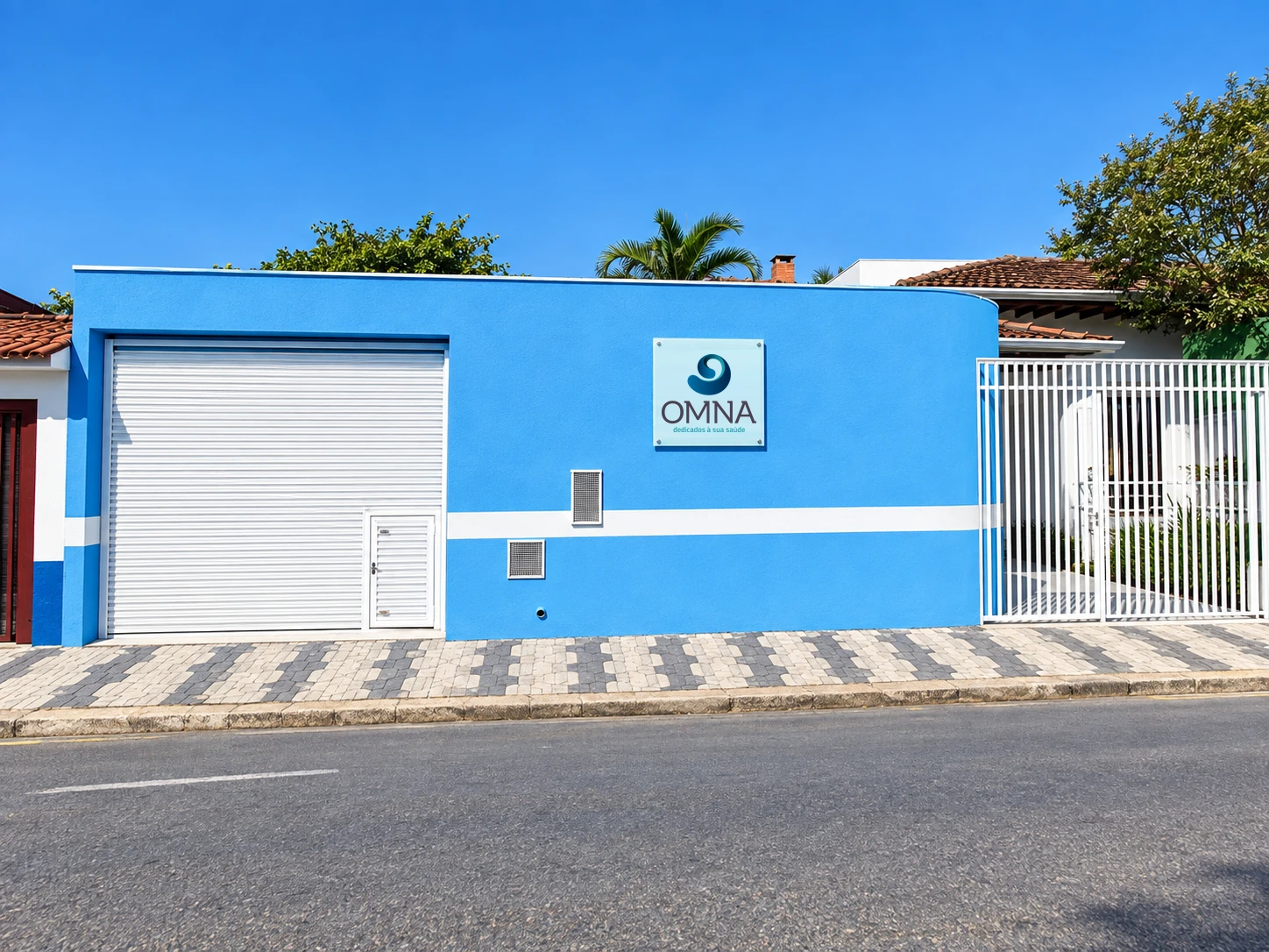 Fachada de acesso à OMNA, com parede azul e identificação da clínica.